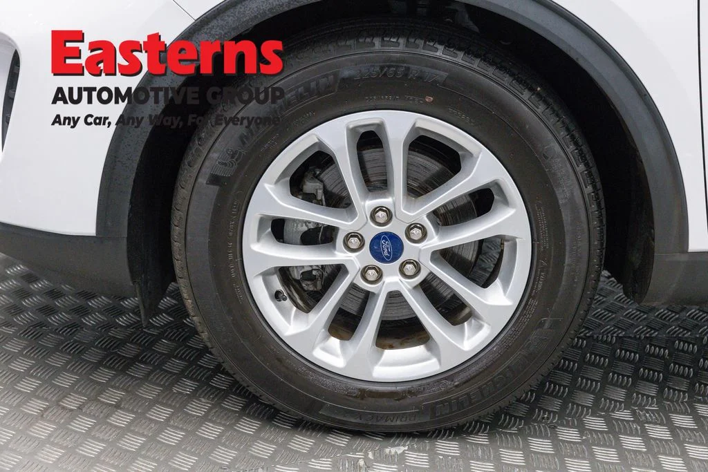 Used 2022 White Ford SE image 32