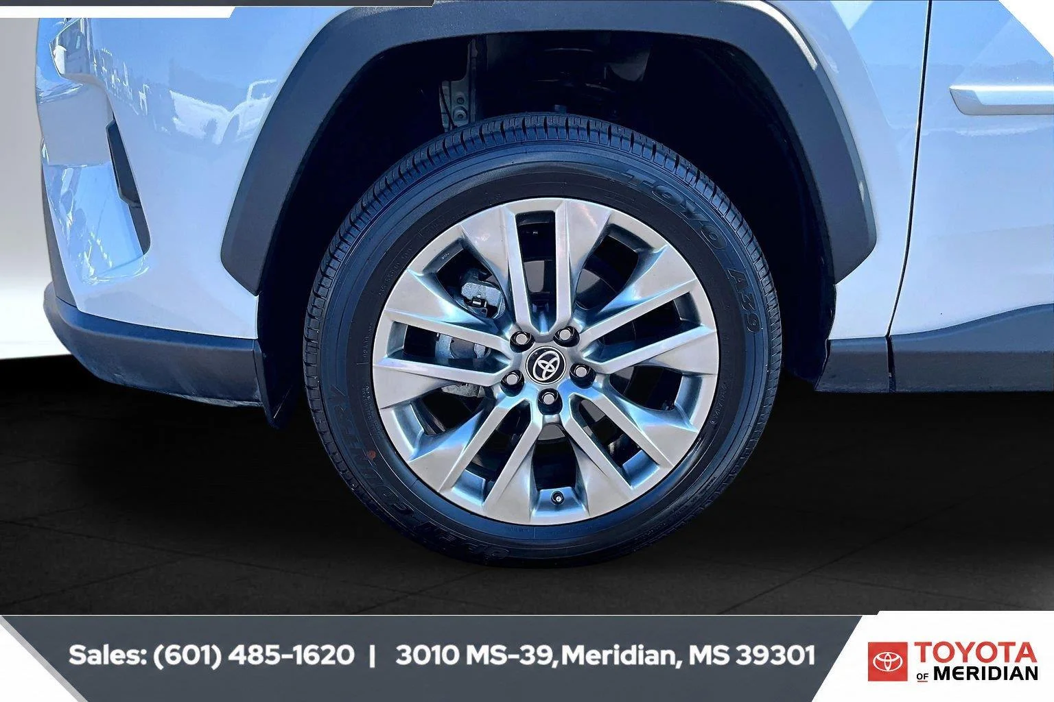 Used 2025 Wind Chill Pearl Toyota XLE Premium image 7