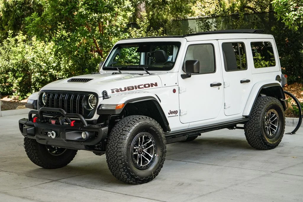 New 2026 Bright White Clear-Coat Exterior Paint Jeep Rubicon X image 3
