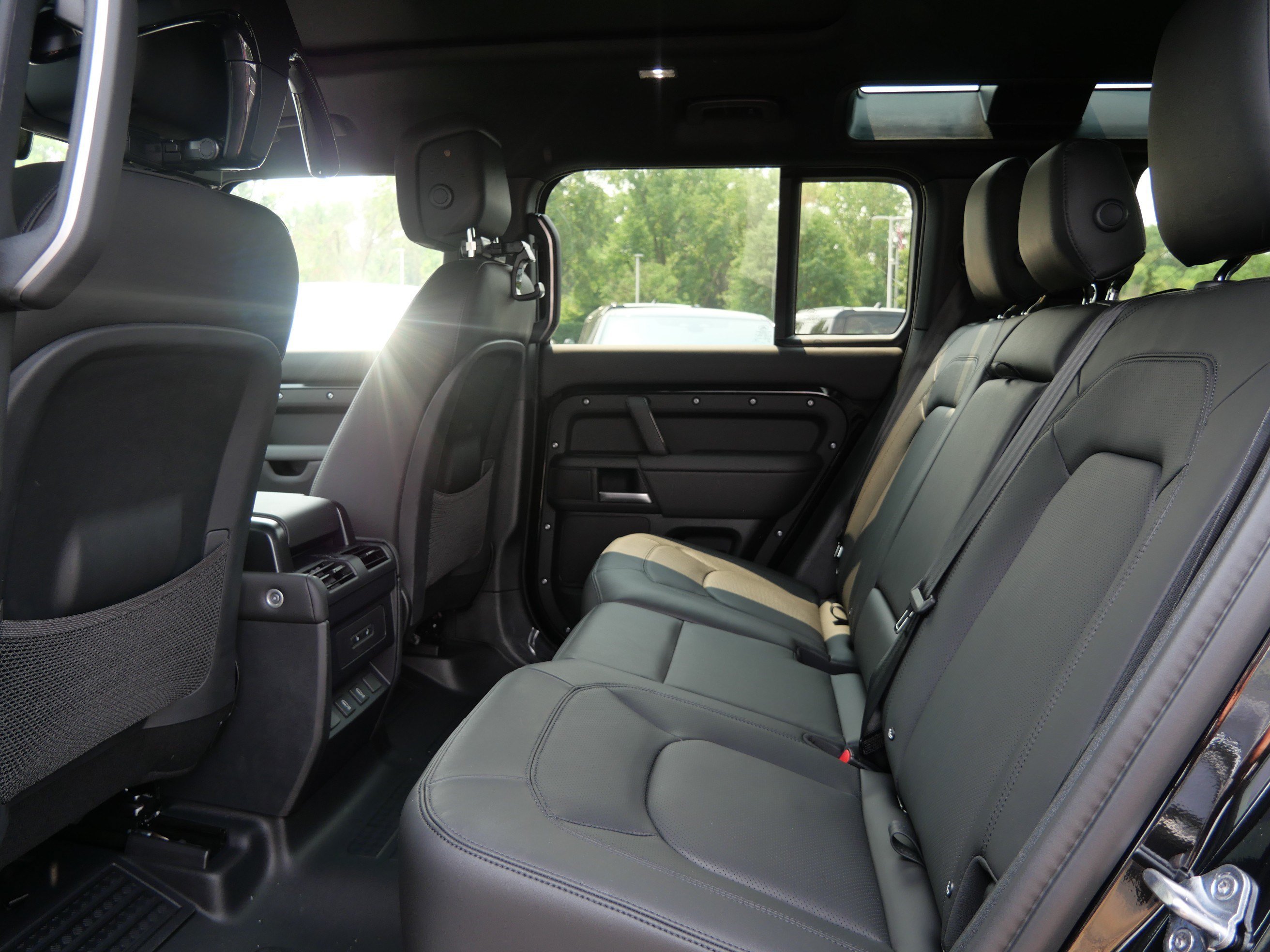 New 2026 Santorini Black Land Rover X-Dynamic SE image 6