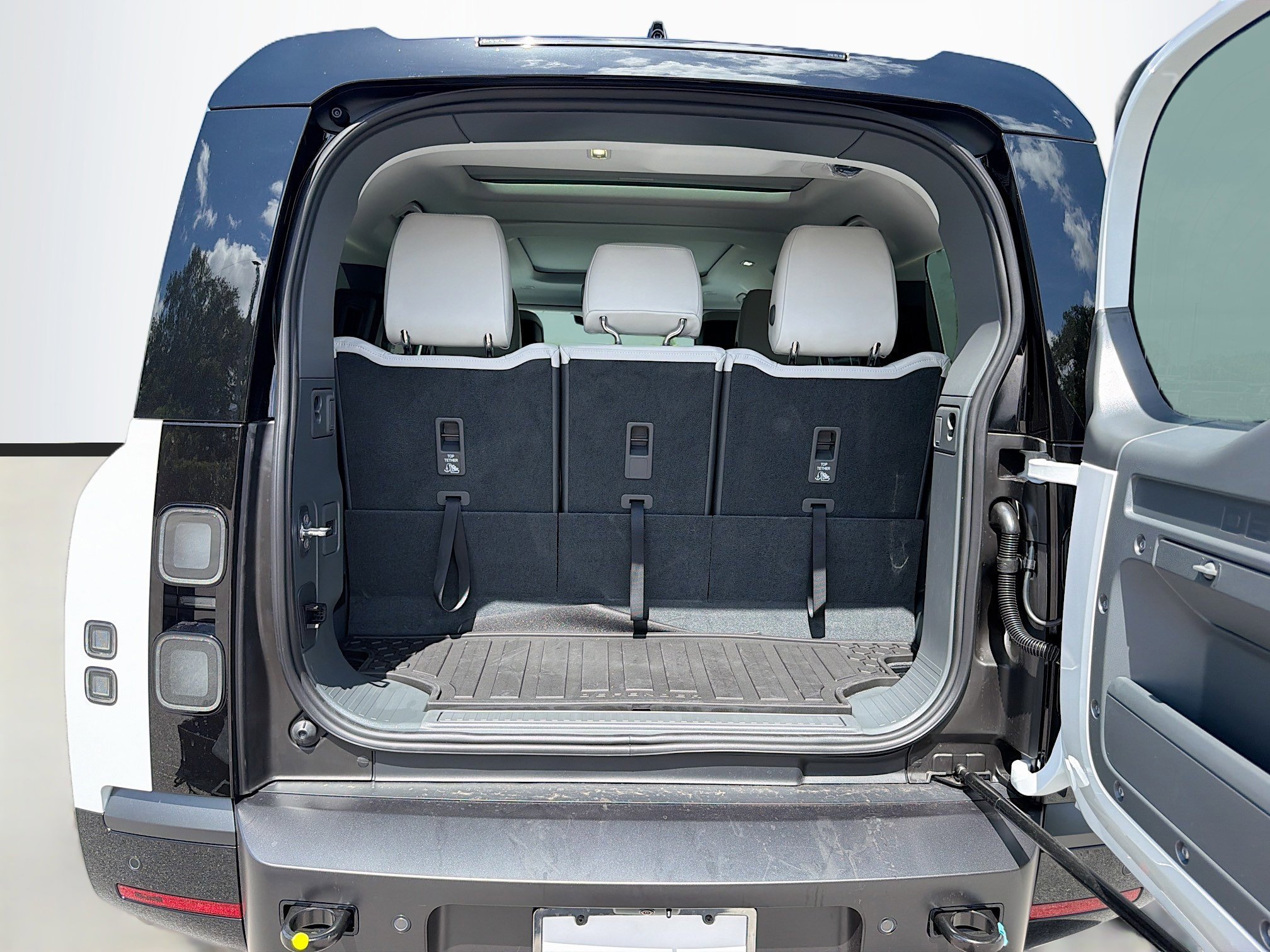 New 2026 Fuji White Land Rover X-Dynamic SE image 12