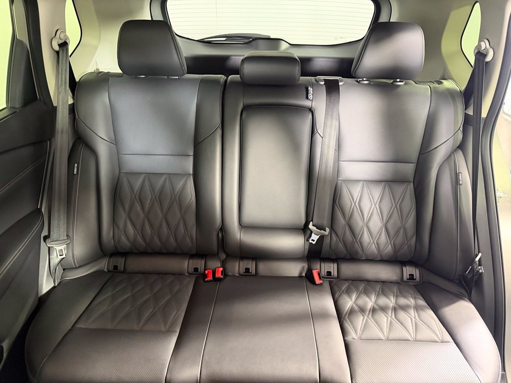 Used 2025 Gold Nissan Platinum image 21