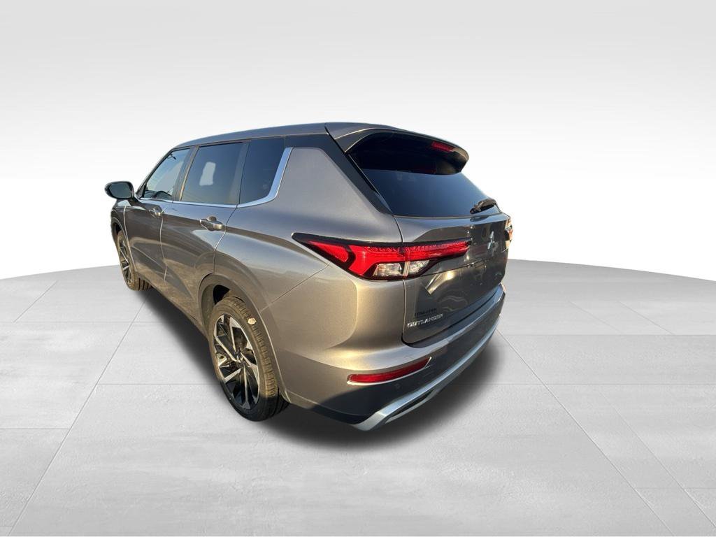 Used 2022 Silver Mitsubishi SE image 3