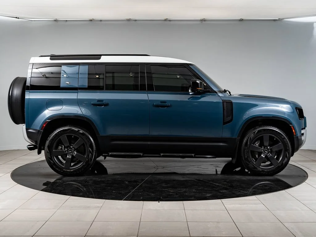 Used 2024 Tasman Blue Metallic Land Rover S image 11
