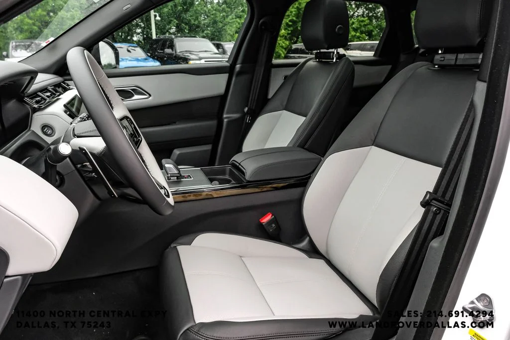 New 2026 Ostuni Pearl Wht Prem Met Land Rover Dynamic SE image 32