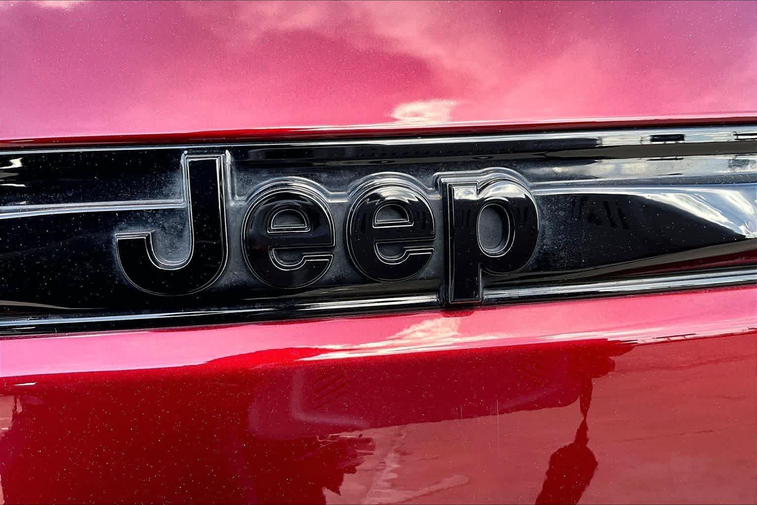 Used 2023 Velvet Red Pearlcoat Jeep Limited image 31
