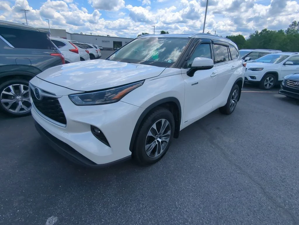 Used 2021 White Toyota XLE image 4