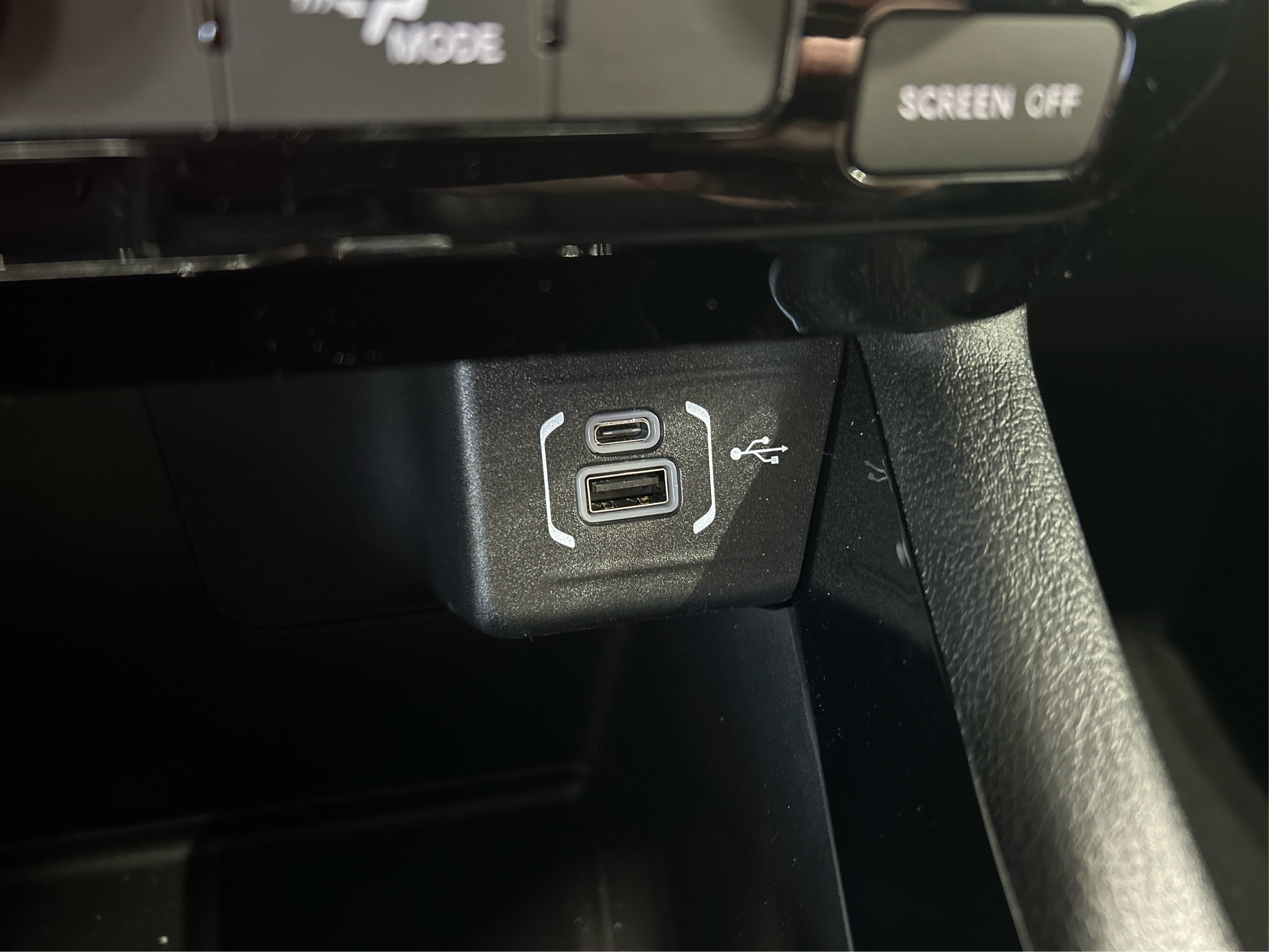 New 2026 Diamond Black Crystal Pearlcoat Jeep Latitude image 31