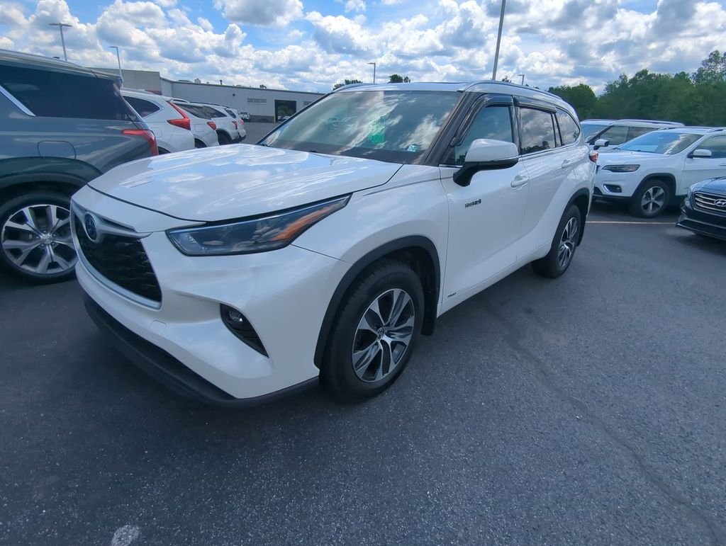Used 2021 White Toyota XLE image 4