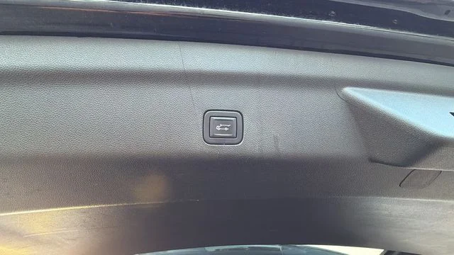 Used 2022 Black Chevrolet Z71 image 37