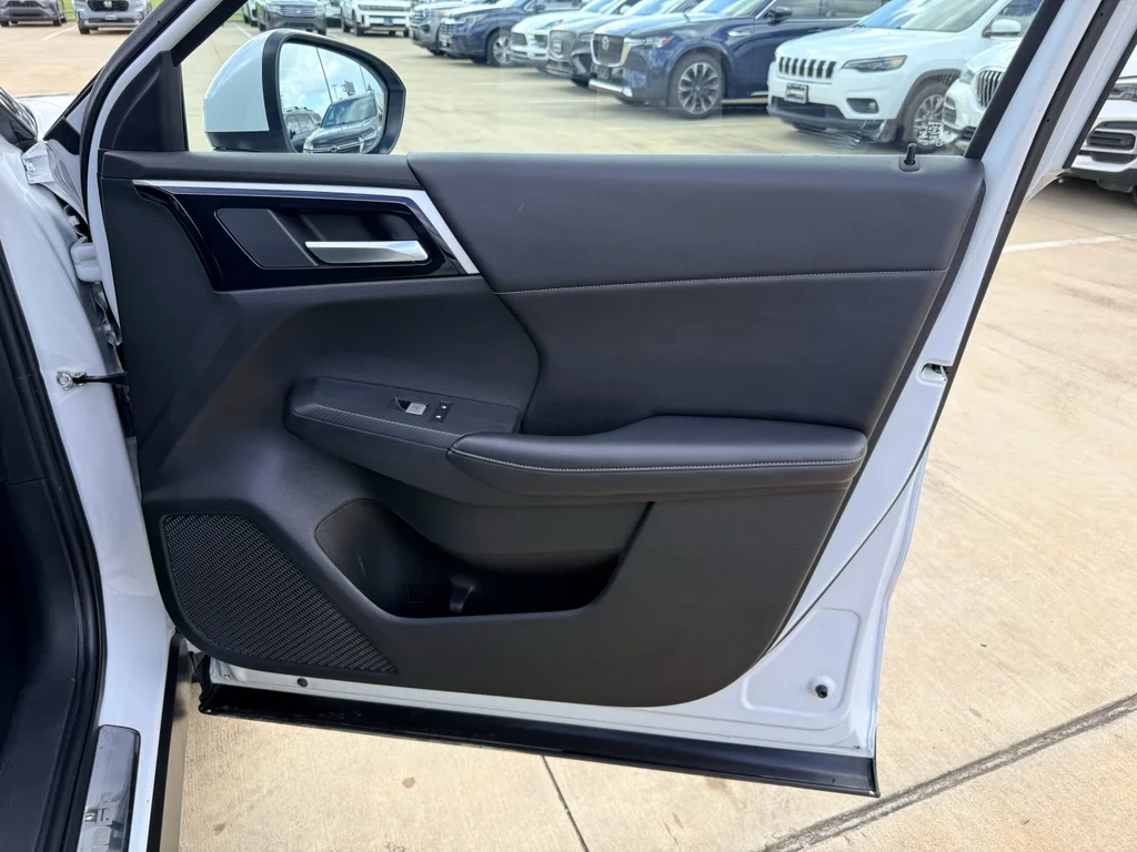 Used 2023  Mitsubishi SE Special Edition image 12