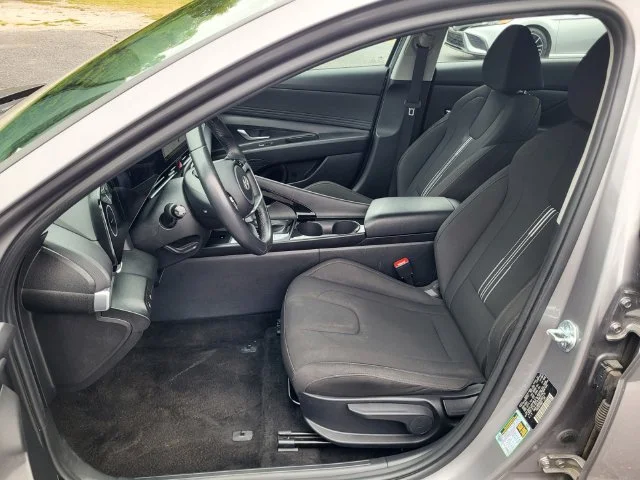 Used 2025 Silver Hyundai SEL Convenience image 10