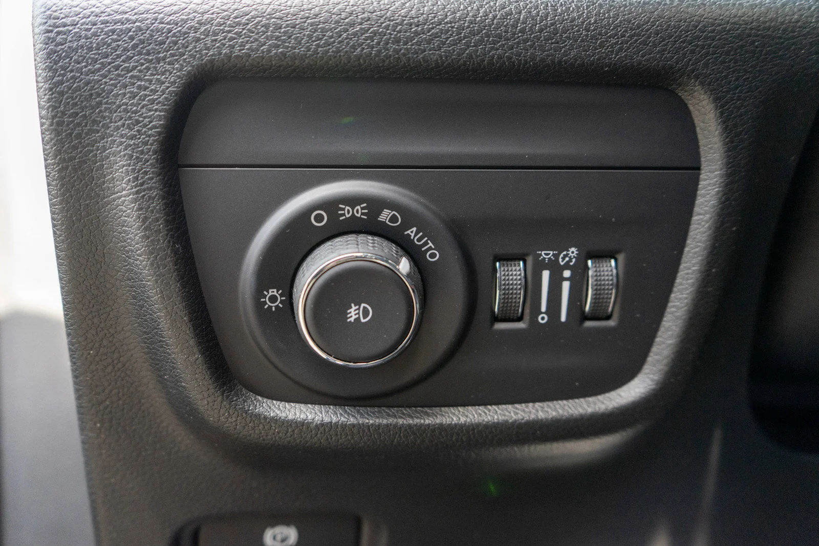 Used 2023 Midnight Sky Jeep Overland image 17