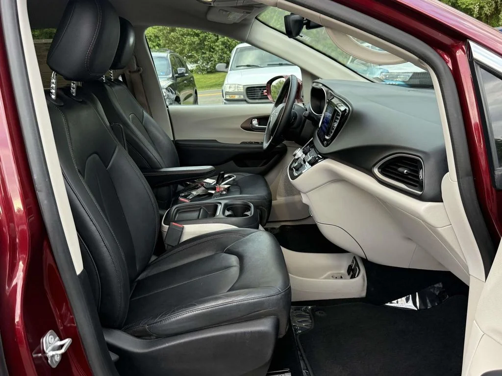 Used 2017 Red Chrysler Touring L image 15