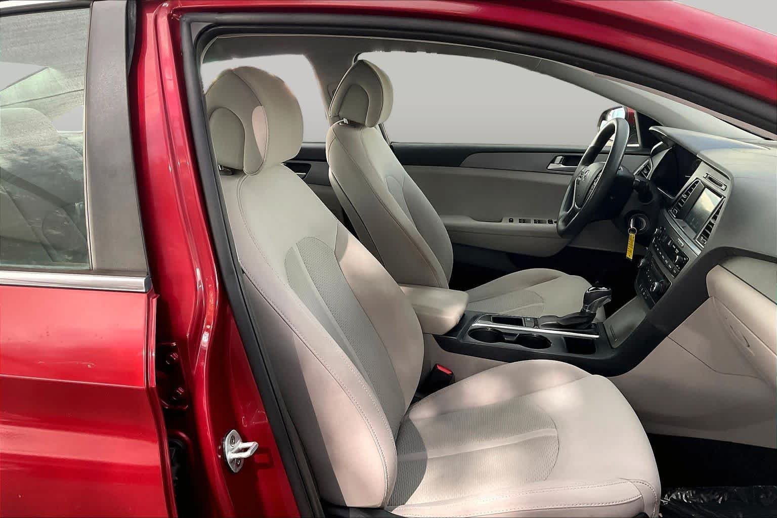 Used 2016 Venetian Red Hyundai 2.4L SE image 9