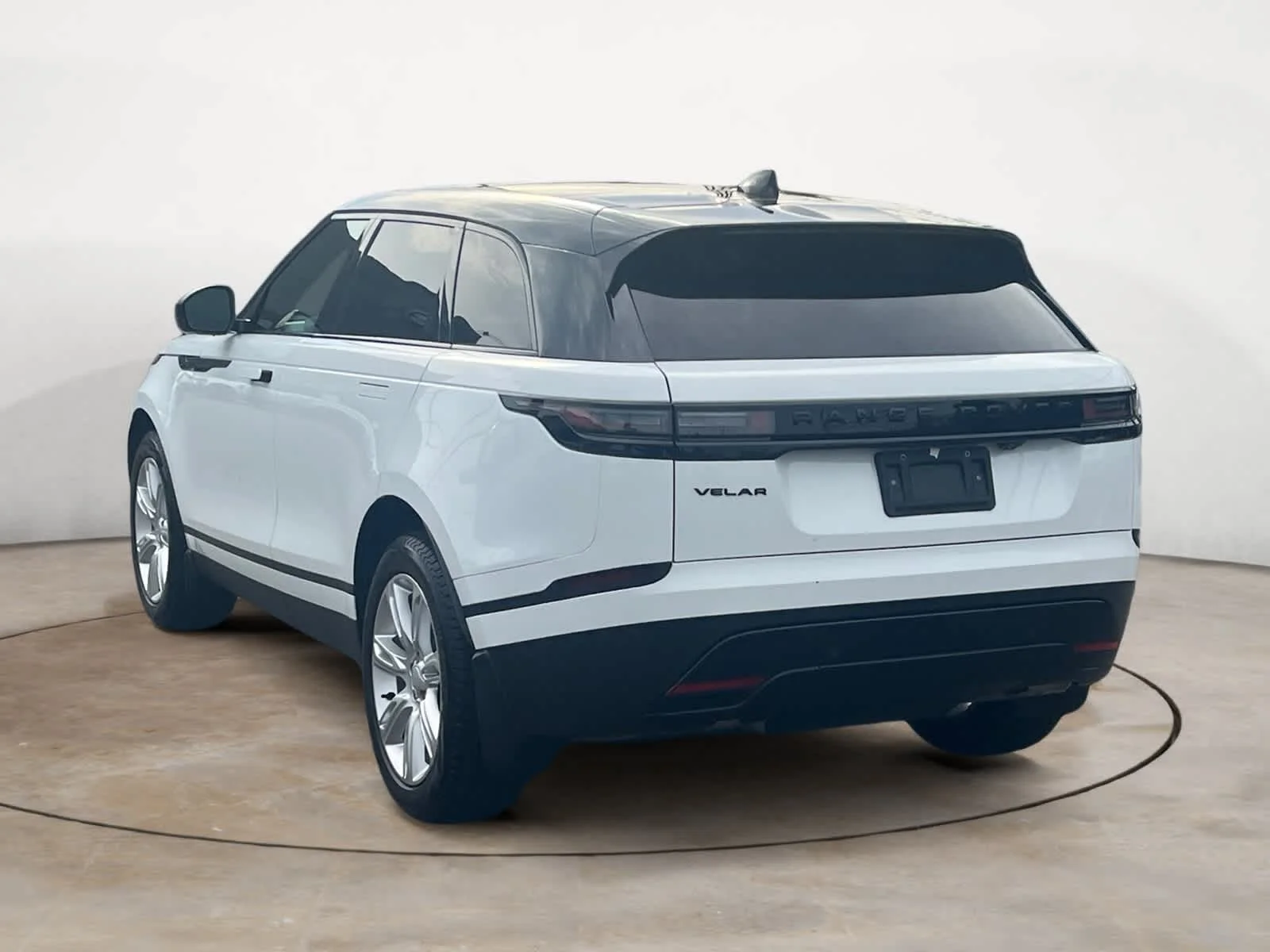 Certified Used 2026 Fuji White Land Rover S image 3
