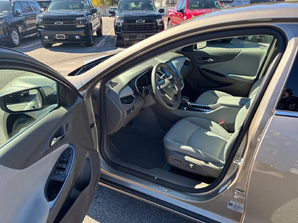 Used 2025 Mineral Gray Metallic Chevrolet 1LT image 11