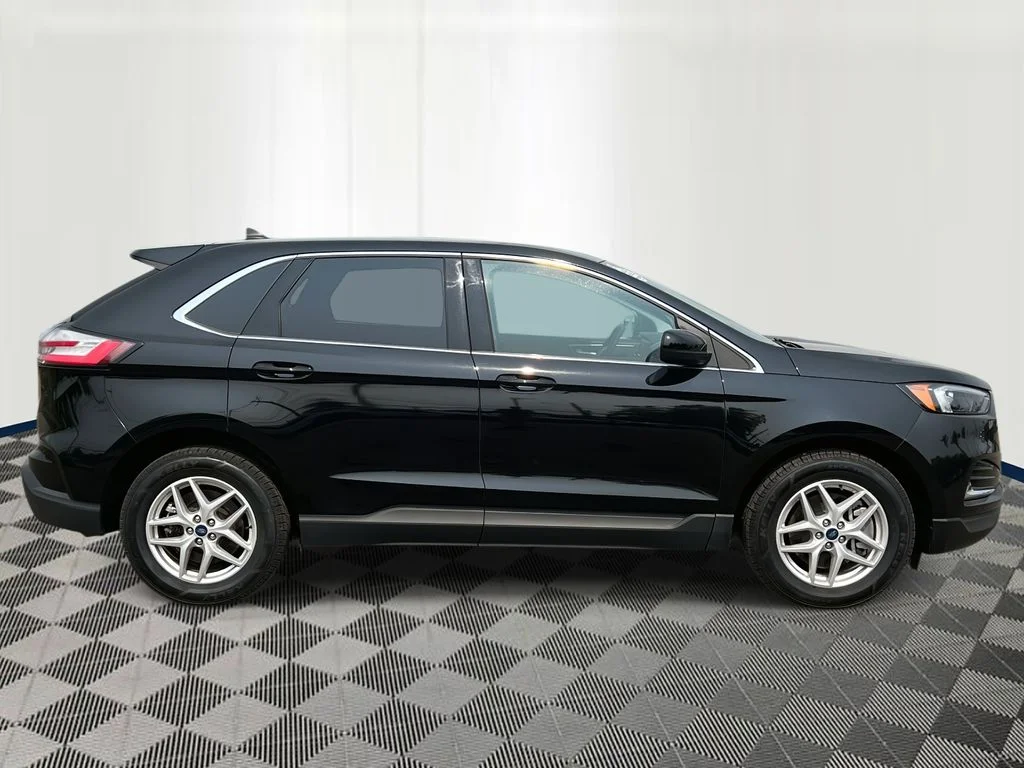Used 2022 Black Ford SEL image 6