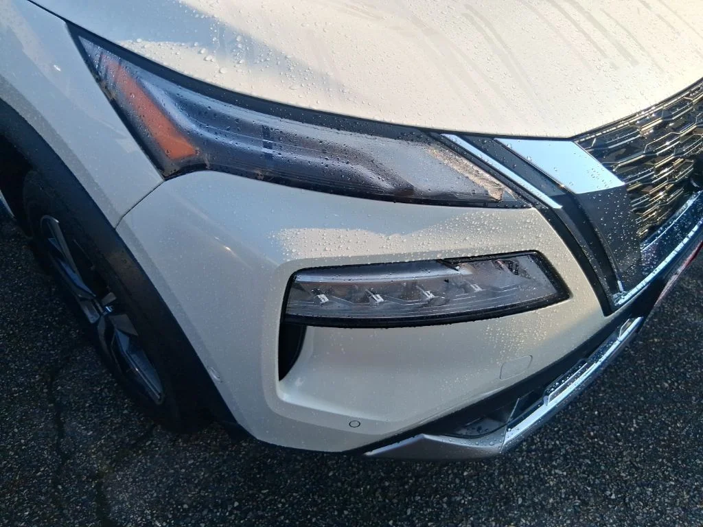 Used 2021 White Nissan Platinum image 13