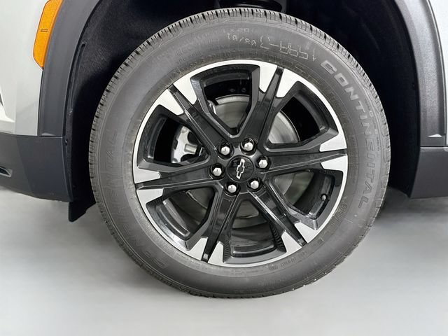 New 2027 Sterling Gray Metallic Chevrolet LT image 32