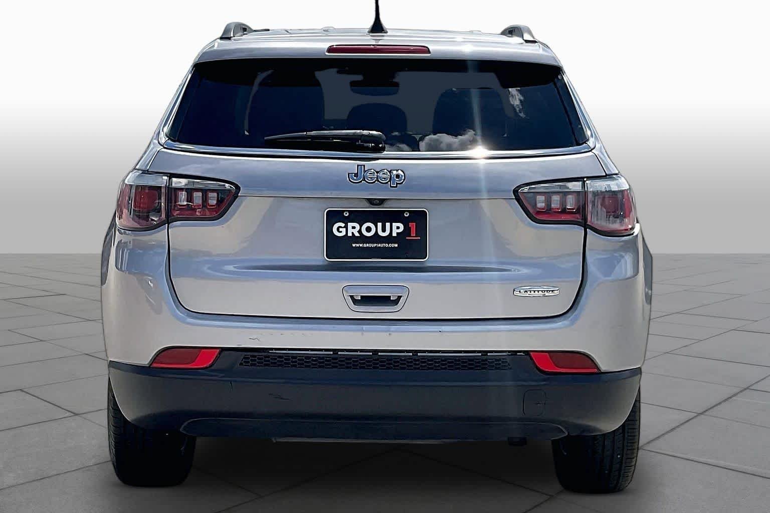 Used 2019 Billet Silver Metallic Clear Coat Jeep Latitude image 5