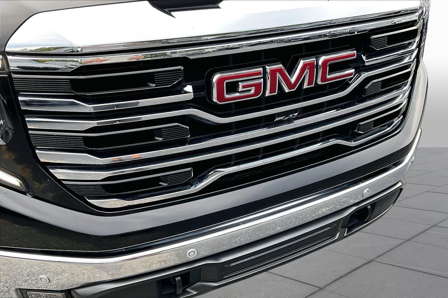 Used 2025 Onyx Black GMC SLT image 30