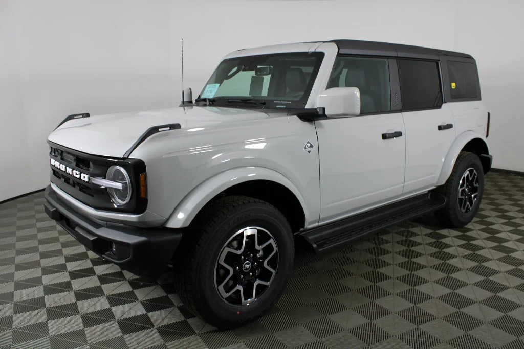 New 2026 Avalanche Gray Ford Outer Banks image 3