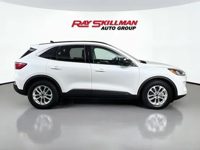 Used 2022 White Ford SE image 8