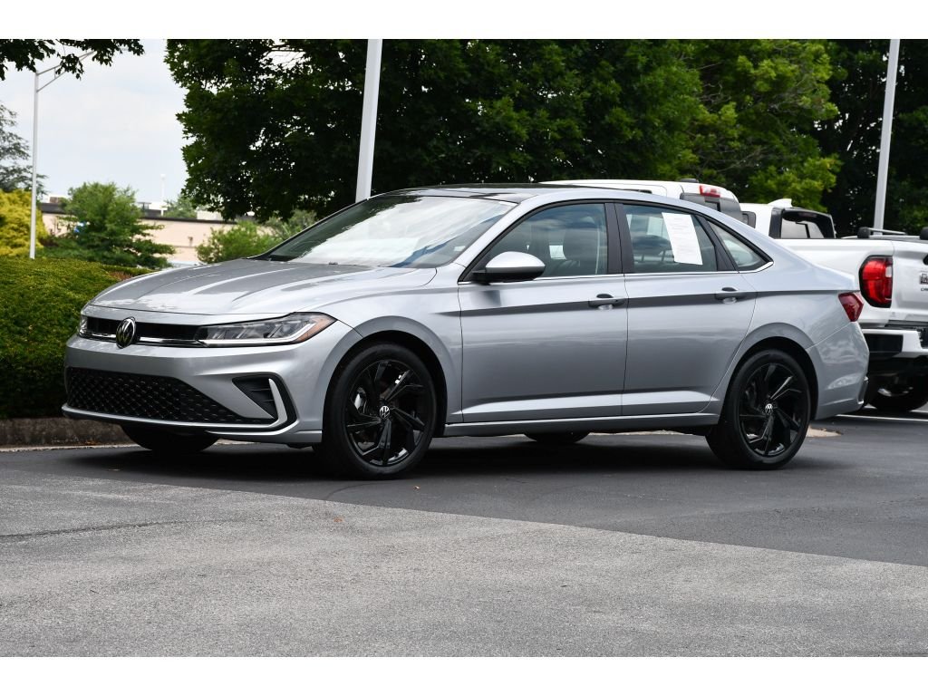 Used 2025 Pyrite Silver Metallic Volkswagen SE image 8