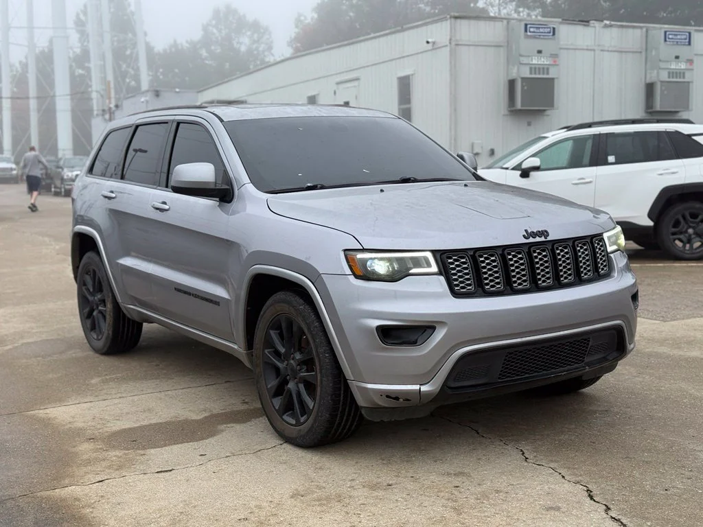 Used 2018 Silver Jeep Altitude image 4