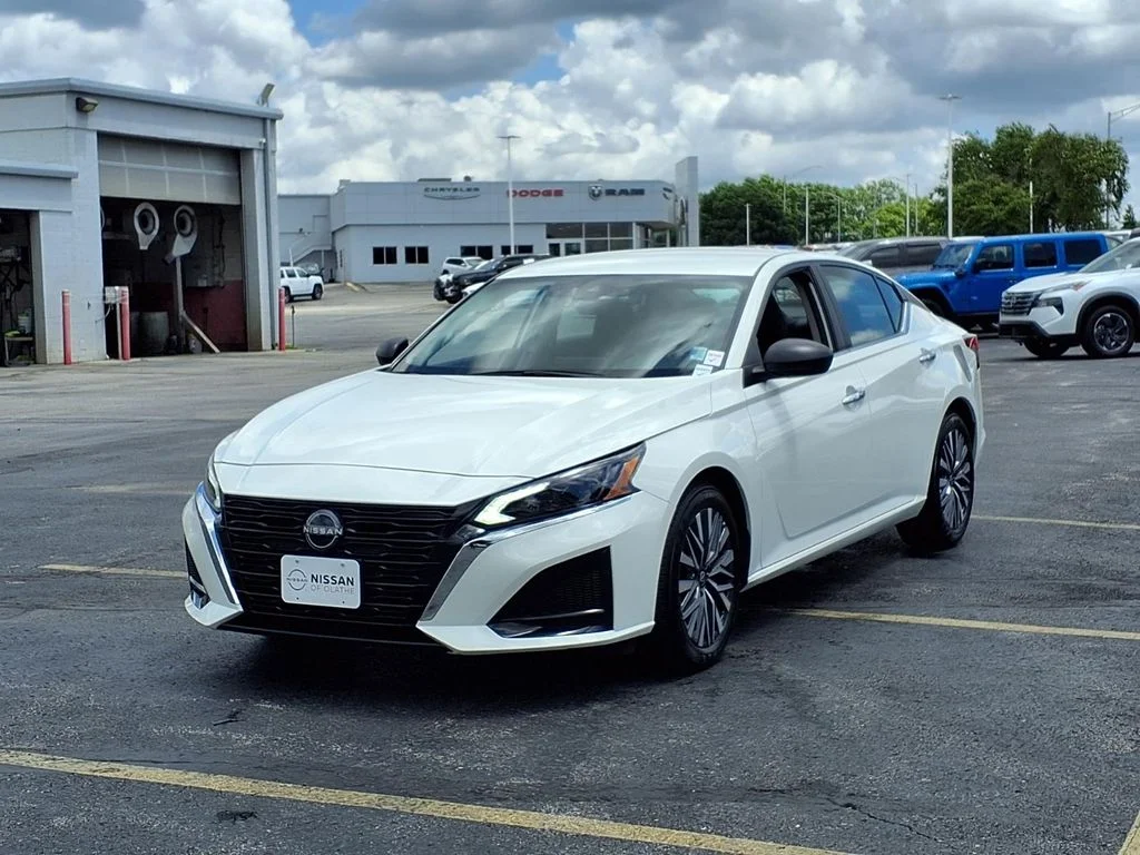 Used 2025 Nissan Altima SV with VIN 1N4BL4DV2SN392777 for sale in Kansas City