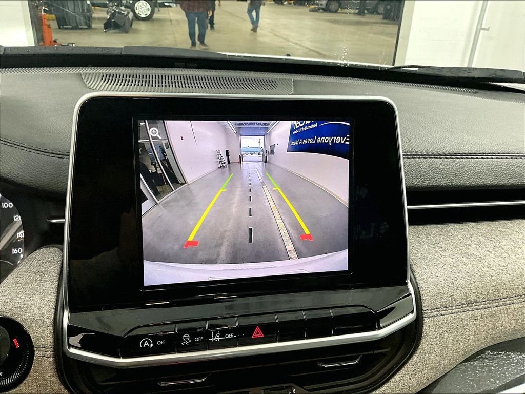 Used 2022 White Jeep Latitude image 19