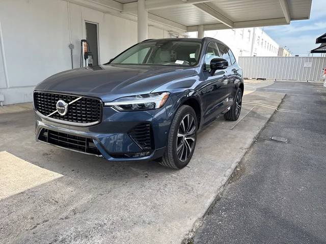2023 Volvo XC60 B5 Plus Dark Theme