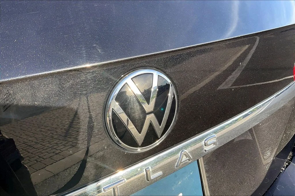 Used 2022 Black Volkswagen 3.6L V6 SE w/Technology image 8