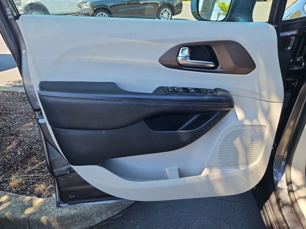 Used 2019 Granite Crystal Metallic Clearcoat Chrysler Touring Plus image 10