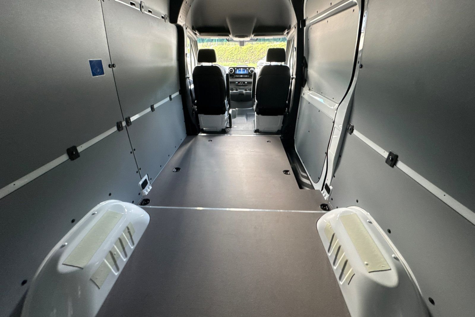 New 2026 Arctic+White Mercedes-Benz Cargo 144 WB image 31