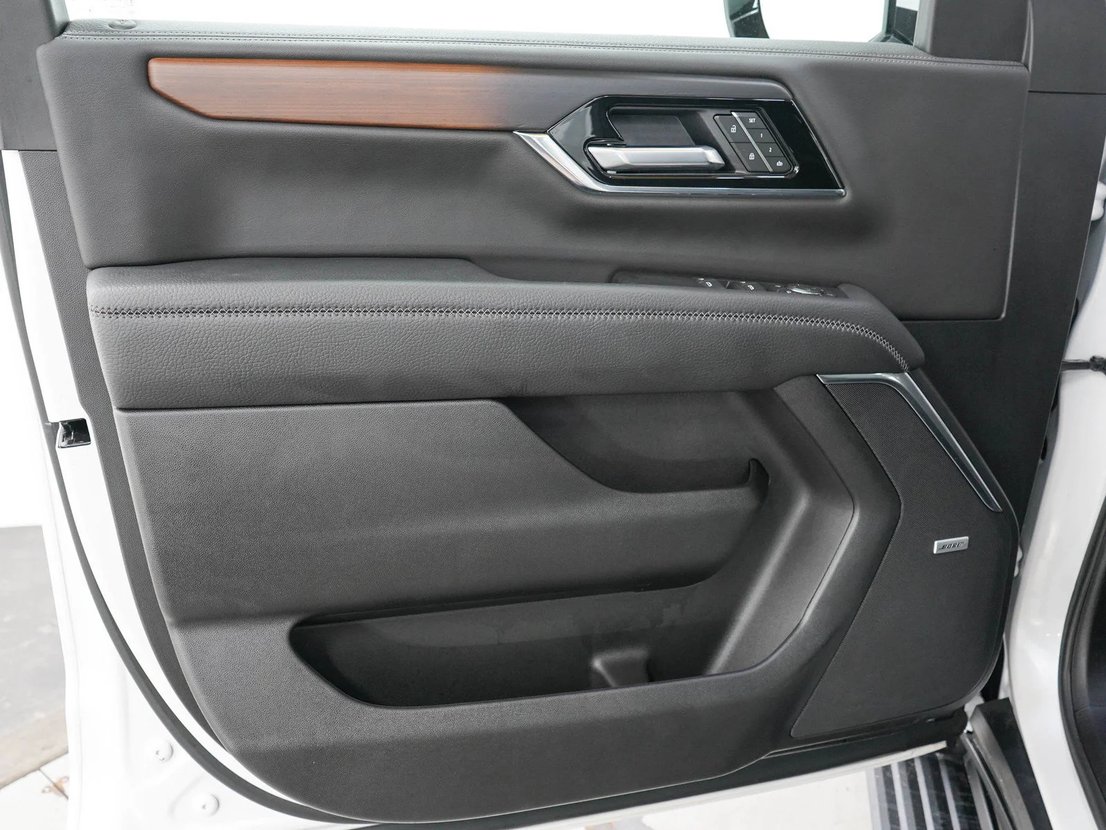 Used 2025 White Frost Tricoat GMC Denali image 18