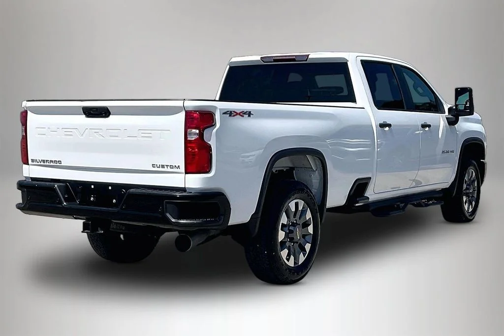 Used 2025 White Chevrolet Custom image 5