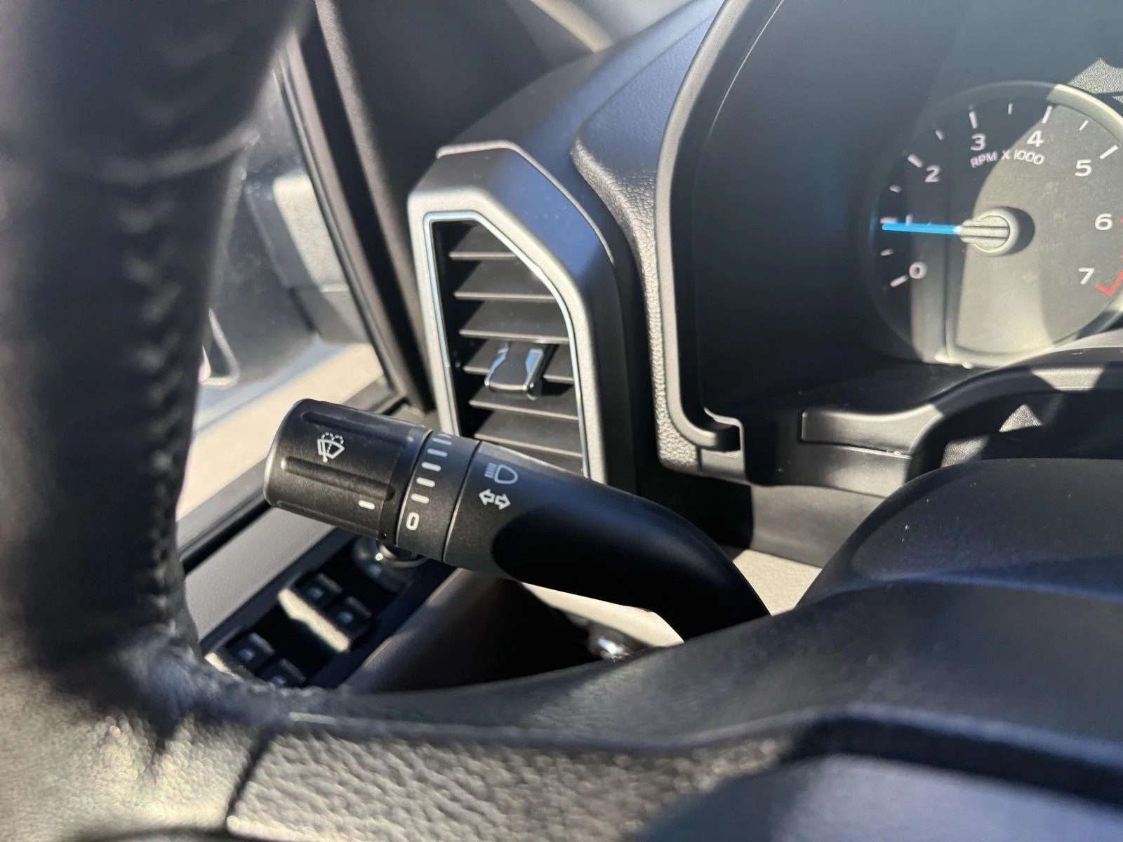 Used 2019 Oxford White Ford XLT image 24