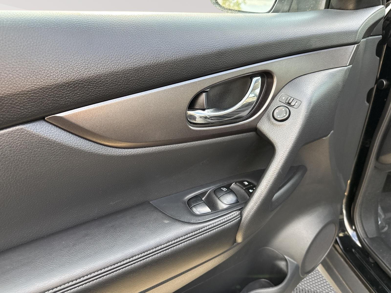 Used 2015 Super Black Nissan SV image 12
