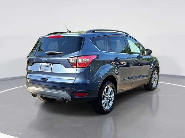 Used 2018 Blue Ford SE image 3