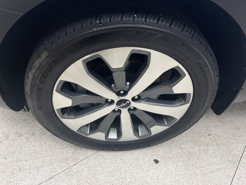 Used 2022 White Kia EX image 9