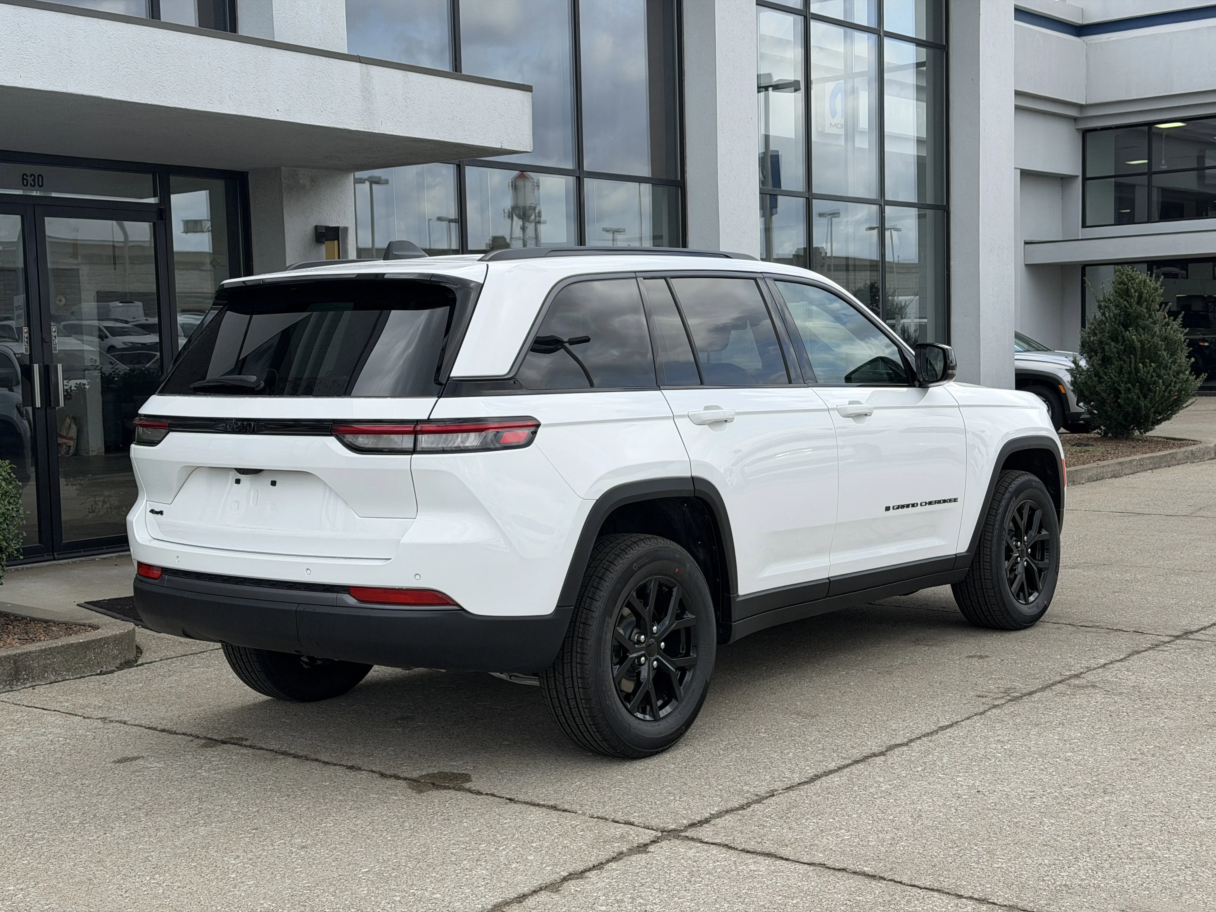 New 2026 Bright White Clear-Coat Exterior Paint Jeep Altitude image 4