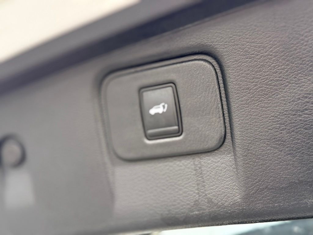 Used 2019 White Nissan Platinum image 33
