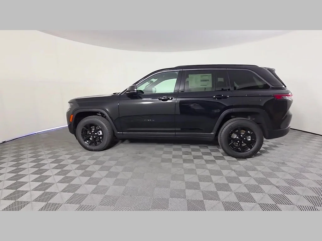 New 2026 Diamond Black Crystal Pearl-Coat Exterior Paint Jeep Laredo Altitude image 32