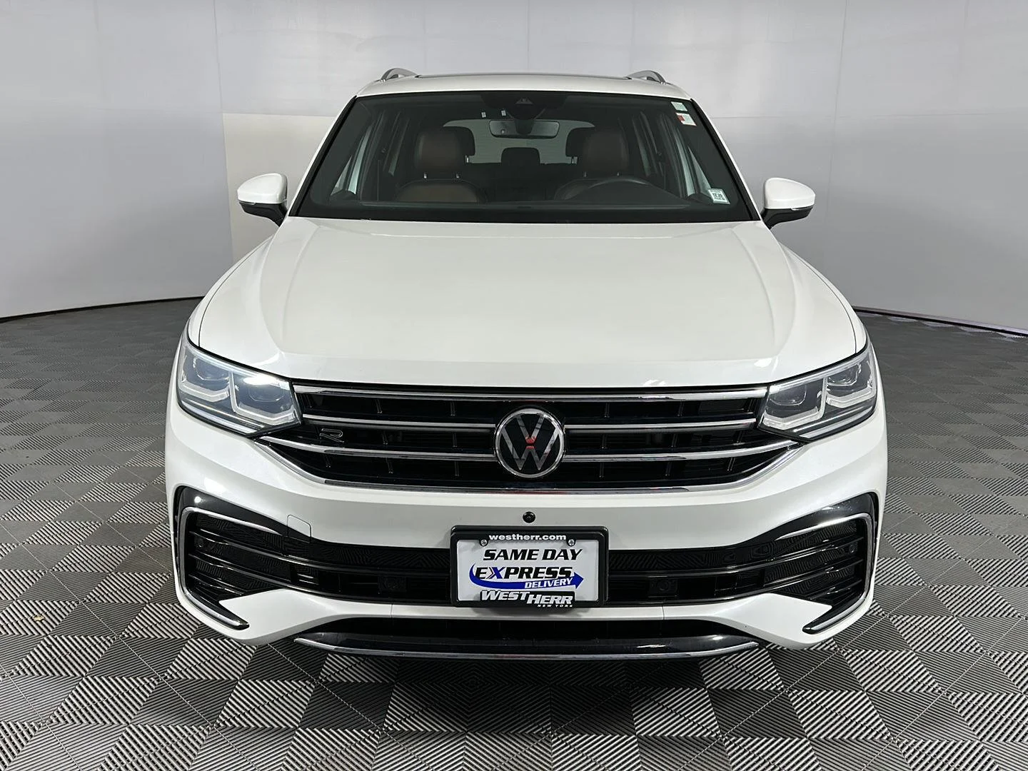 Used 2022 Oryx White Pearl Volkswagen SEL R-Line image 3