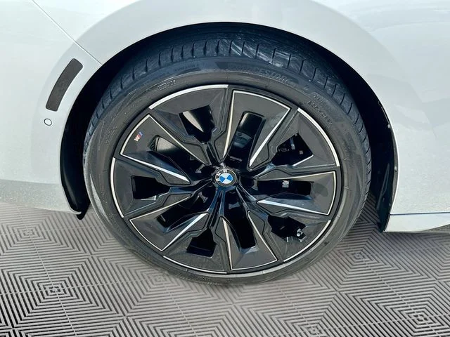 Used 2023 White BMW 760i xDrive image 31