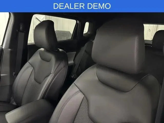 New 2026 Bright White Clear-Coat Exterior Paint Jeep Latitude image 7