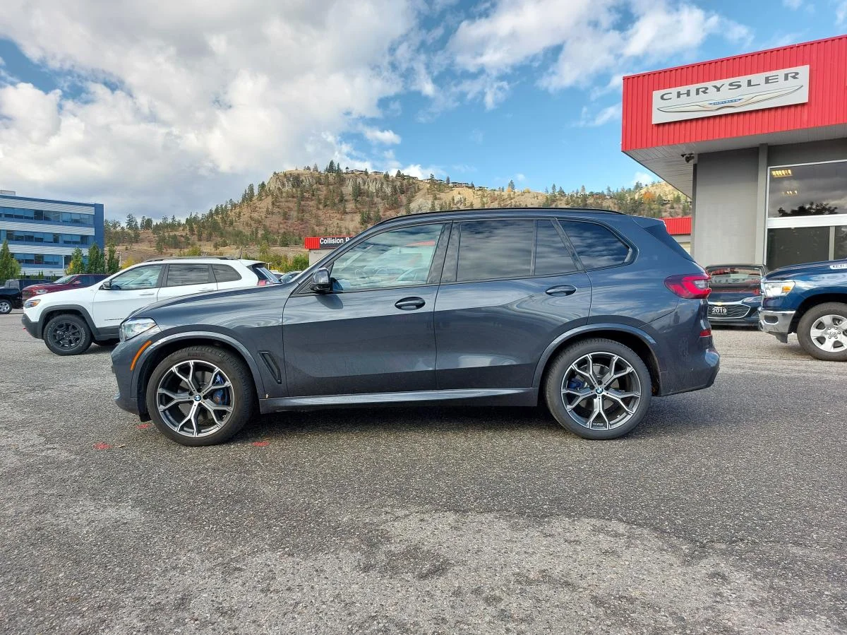 Used 2022 Blue BMW xDrive40i Sports Activity Vehicle image 11