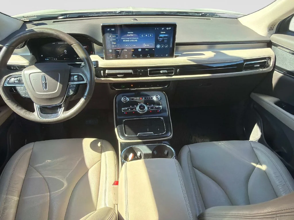 Used 2023 White Lincoln Standard image 16